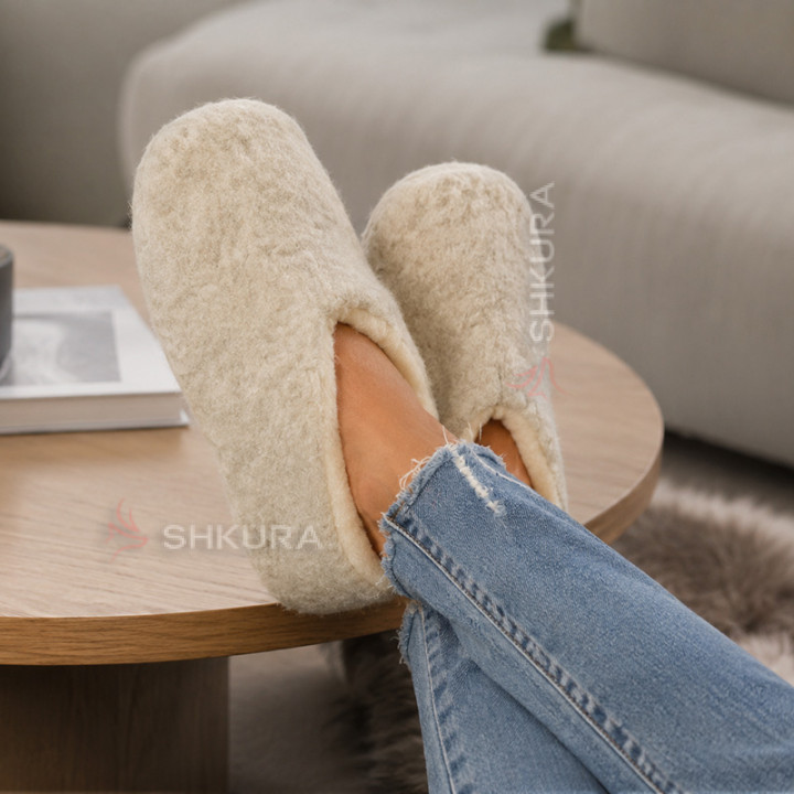 Чуни из овчины, низкие, светло серые, резиновая подошва